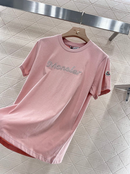 👚New product promotion. Wearing a fashionable light pink T-shirt and walking on the street. Beautiful heart