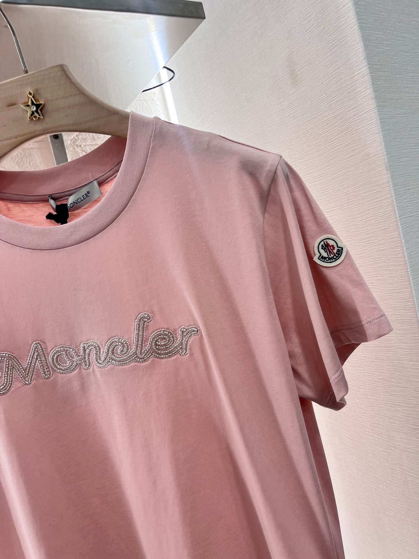 👚New product promotion. Wearing a fashionable light pink T-shirt and walking on the street. Beautiful heart