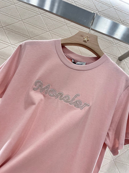 👚New product promotion. Wearing a fashionable light pink T-shirt and walking on the street. Beautiful heart