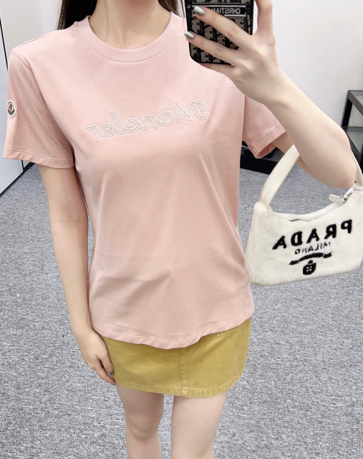 👚New product promotion. Wearing a fashionable light pink T-shirt and walking on the street. Beautiful heart