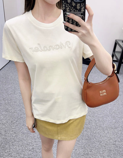 👚New product promotion. Wearing a fashionable light pink T-shirt and walking on the street. Beautiful heart