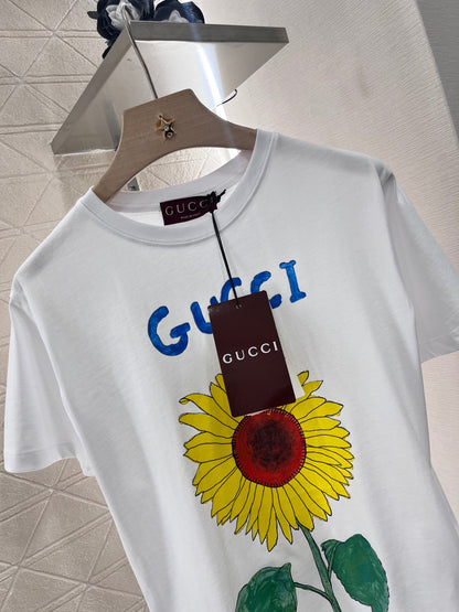 👚New product promotion. Wearing a stylish black sunflower T-shirt and walking on the street. Beautiful heart