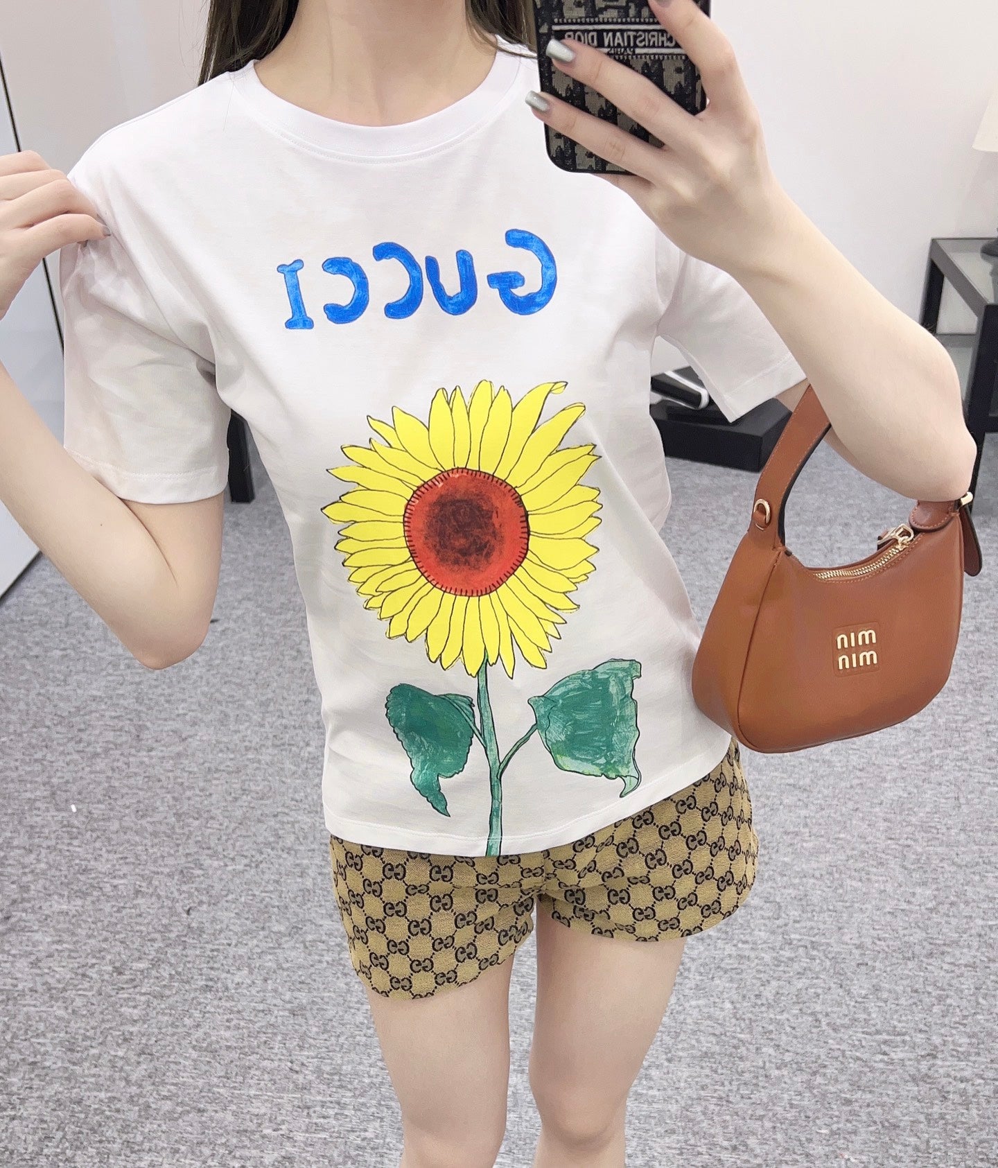 👚New product promotion. Wearing a stylish black sunflower T-shirt and walking on the street. Beautiful heart