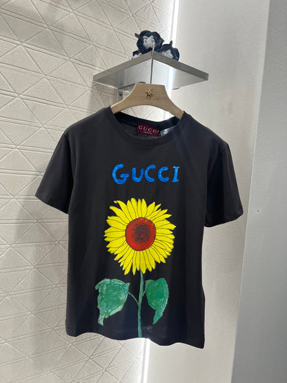 👚New product promotion. Wearing a stylish black sunflower T-shirt and walking on the street. Beautiful heart