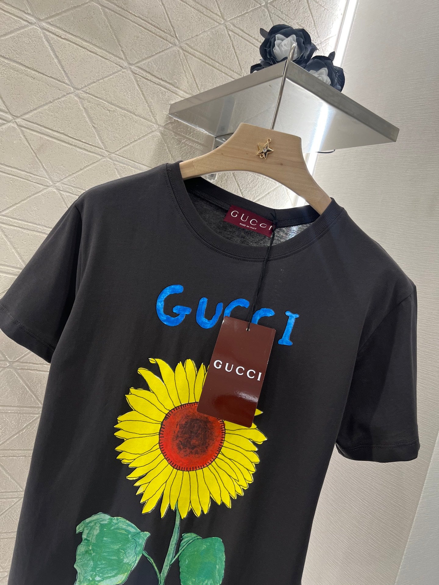 👚New product promotion. Wearing a stylish black sunflower T-shirt and walking on the street. Beautiful heart