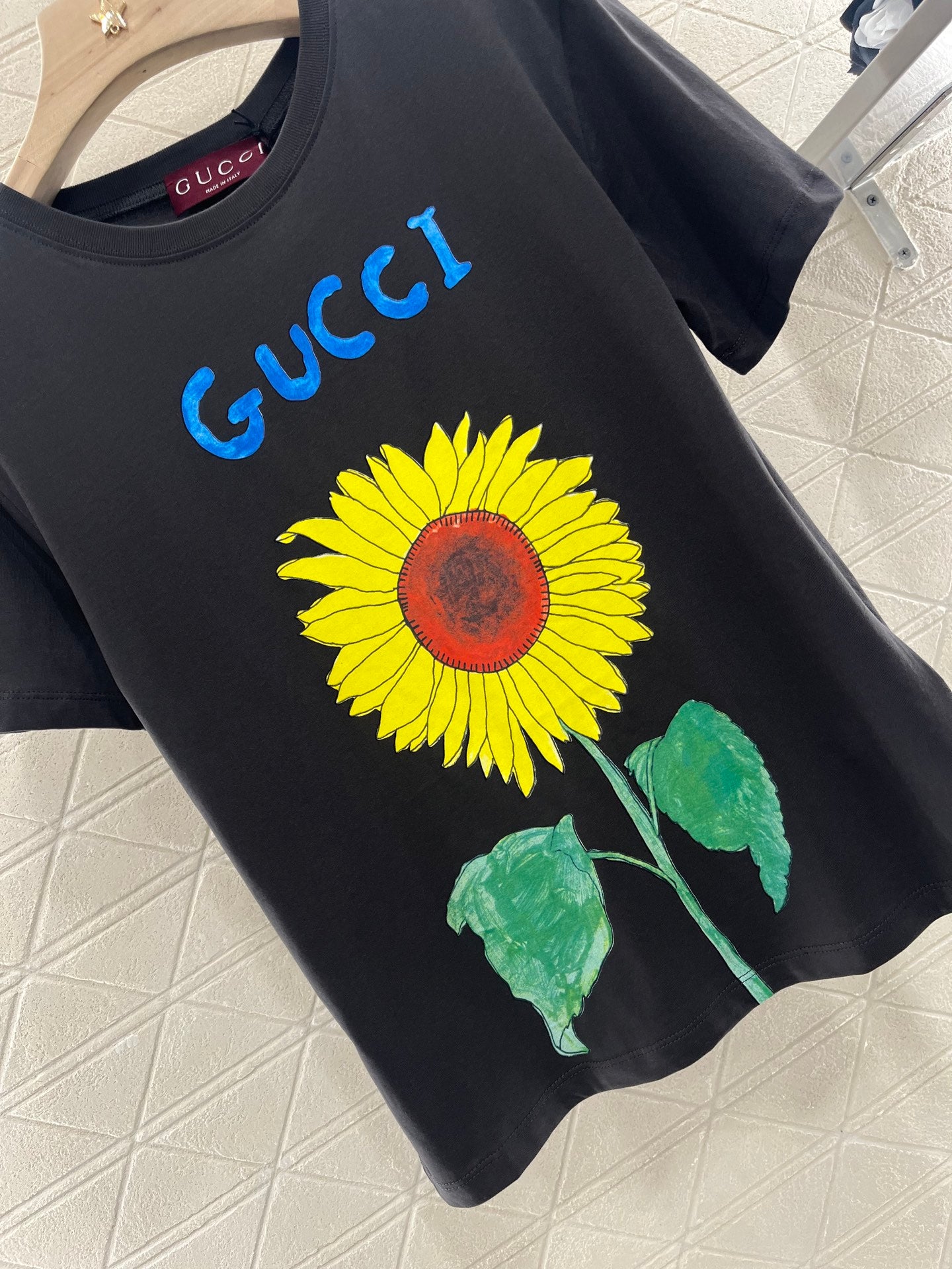 👚New product promotion. Wearing a stylish black sunflower T-shirt and walking on the street. Beautiful heart