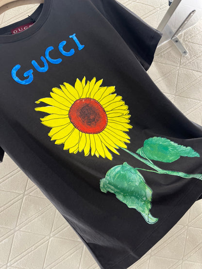 👚New product promotion. Wearing a stylish black sunflower T-shirt and walking on the street. Beautiful heart