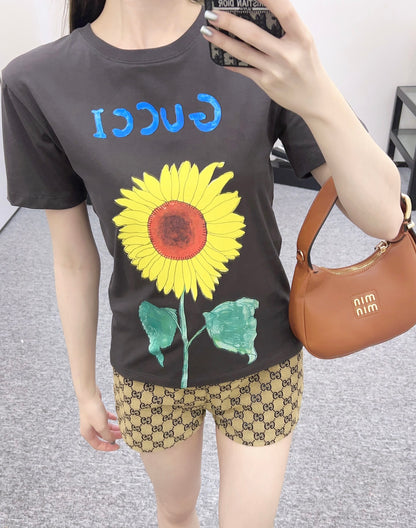 👚New product promotion. Wearing a stylish black sunflower T-shirt and walking on the street. Beautiful heart