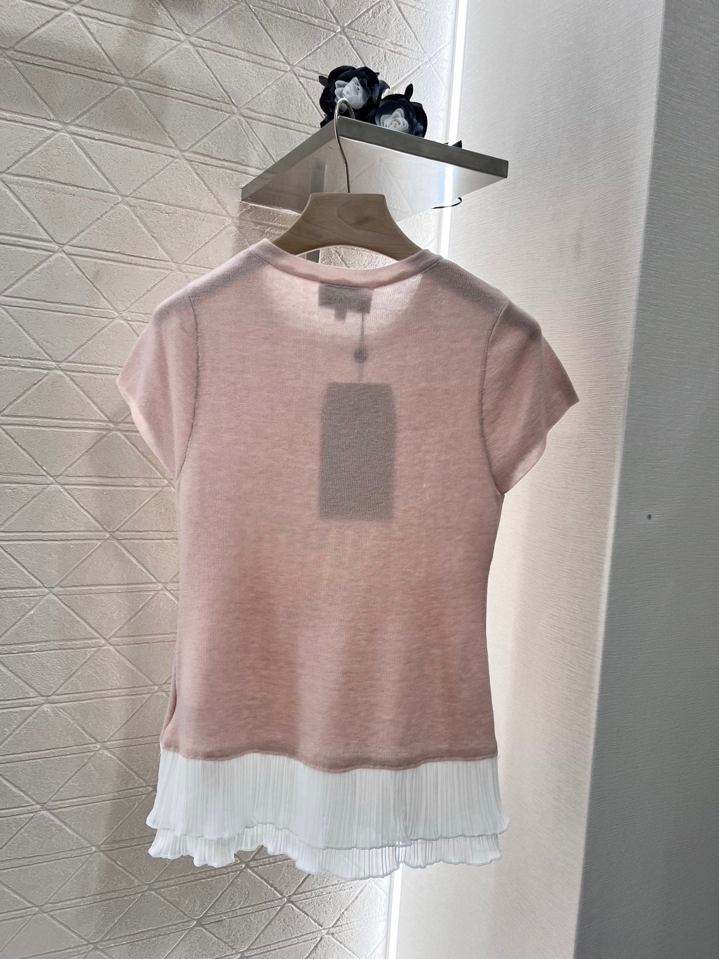 👚New product promotion, wearing a fashionable black and light pink T-shirt walking on the street, beautiful heart