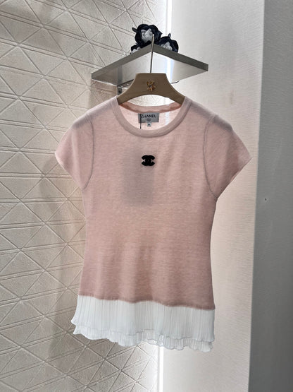 👚New product promotion, wearing a fashionable black and light pink T-shirt walking on the street, beautiful heart