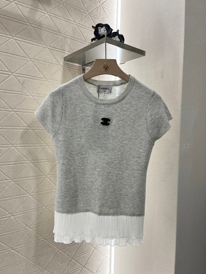 👚New product promotion, wearing a stylish black and light gray T-shirt walking on the street, beautiful heart