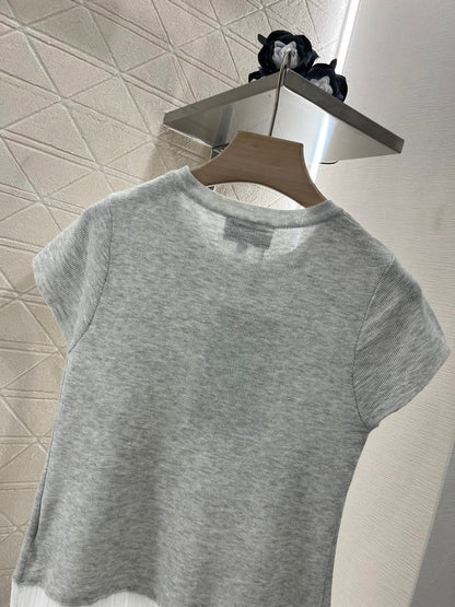 👚New product promotion, wearing a stylish black and light gray T-shirt walking on the street, beautiful heart