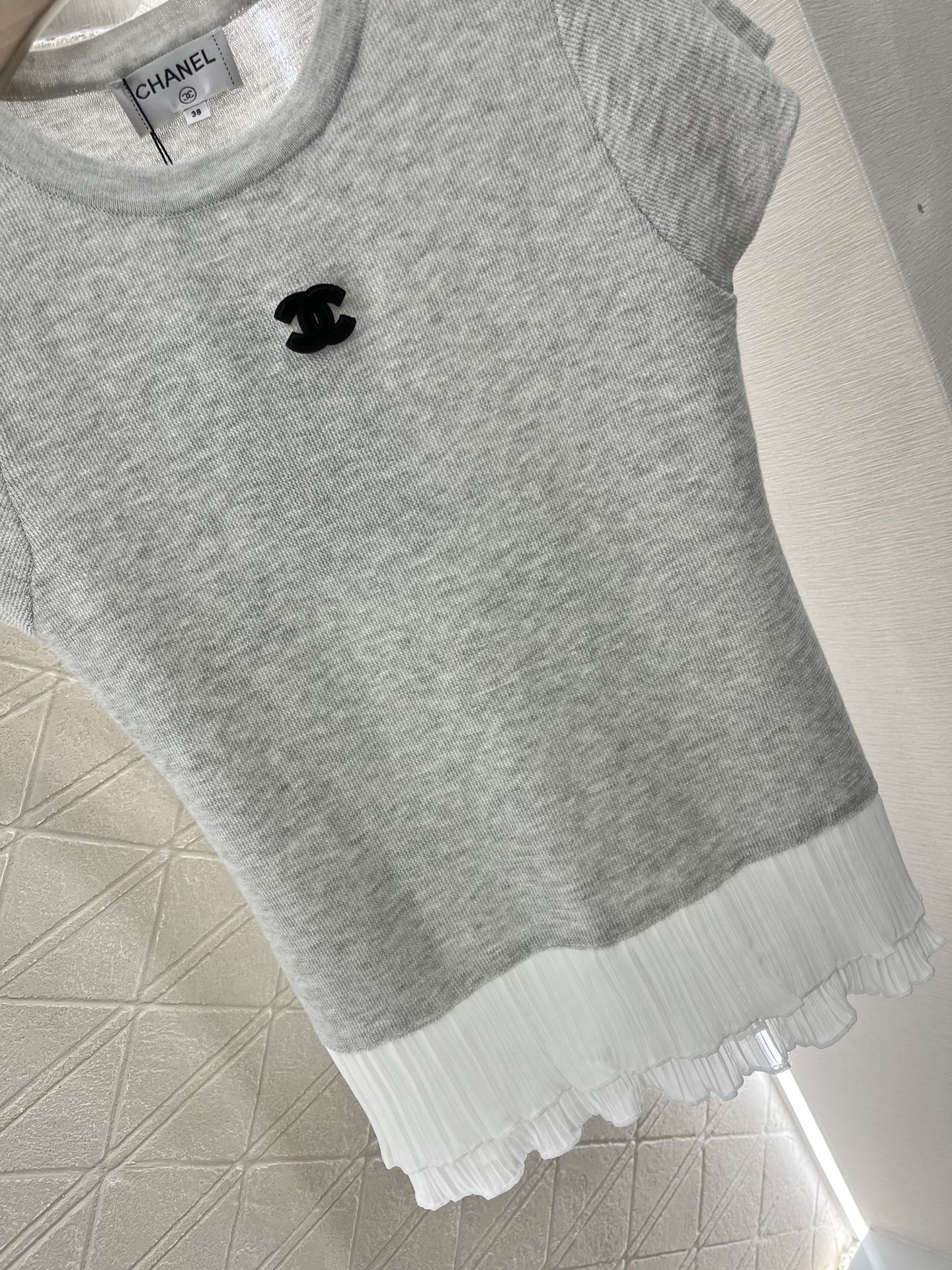 👚New product promotion, wearing a stylish black and light gray T-shirt walking on the street, beautiful heart