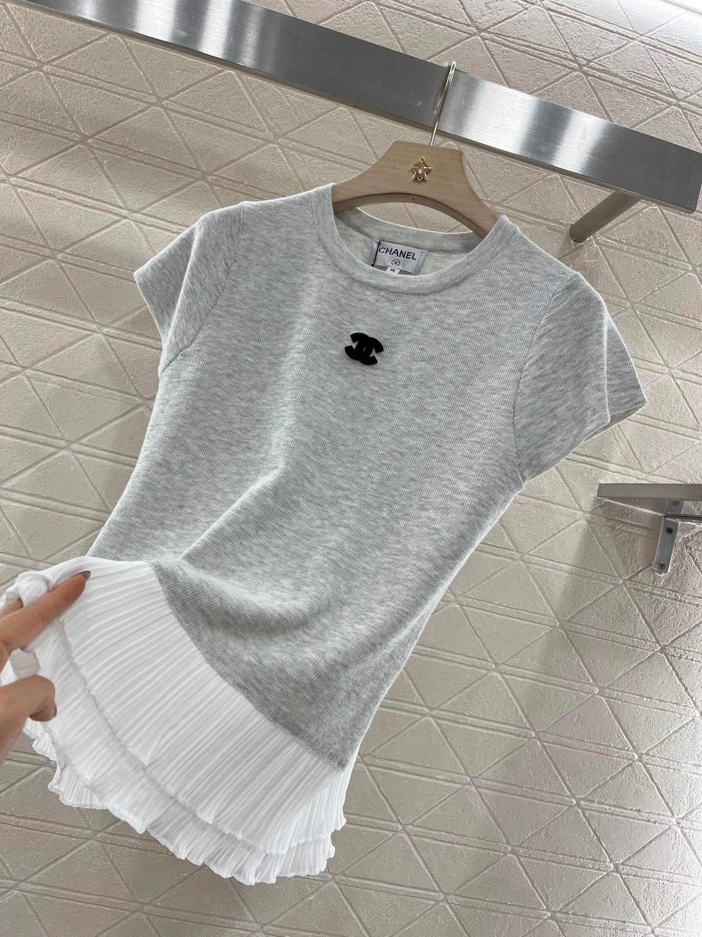 👚New product promotion, wearing a stylish black and light gray T-shirt walking on the street, beautiful heart