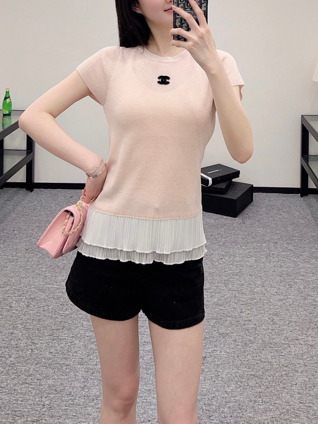 👚New product promotion, wearing a fashionable black and light pink T-shirt walking on the street, beautiful heart