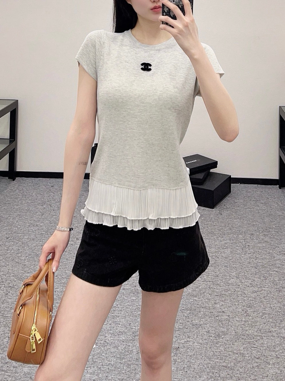 👚New product promotion, wearing a stylish black and light gray T-shirt walking on the street, beautiful heart