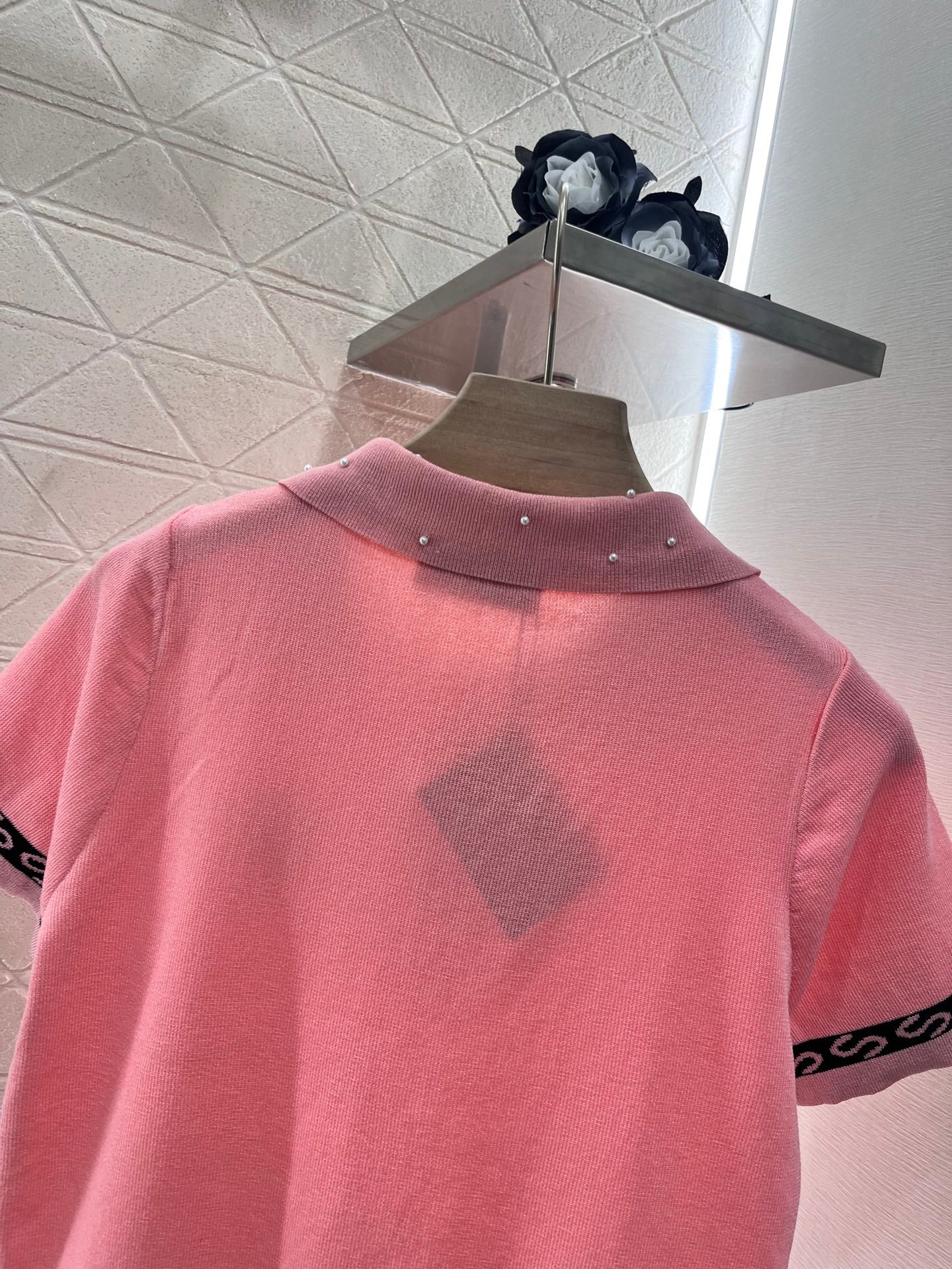 👚New product promotion, walking on the street wearing a fashionable pink T-shirt, beautiful heart