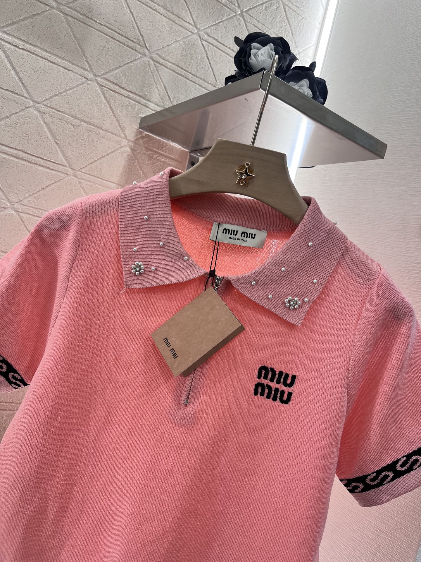 👚New product promotion, walking on the street wearing a fashionable pink T-shirt, beautiful heart