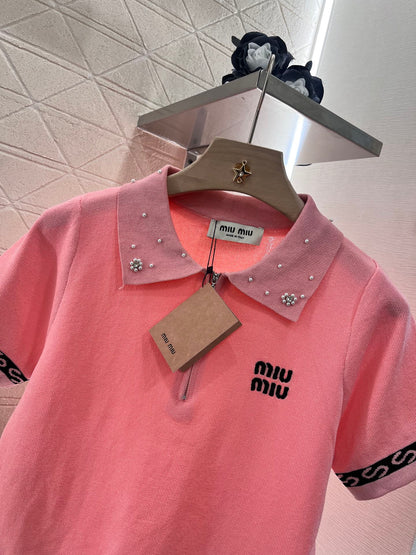 👚New product promotion, walking on the street wearing a fashionable pink T-shirt, beautiful heart