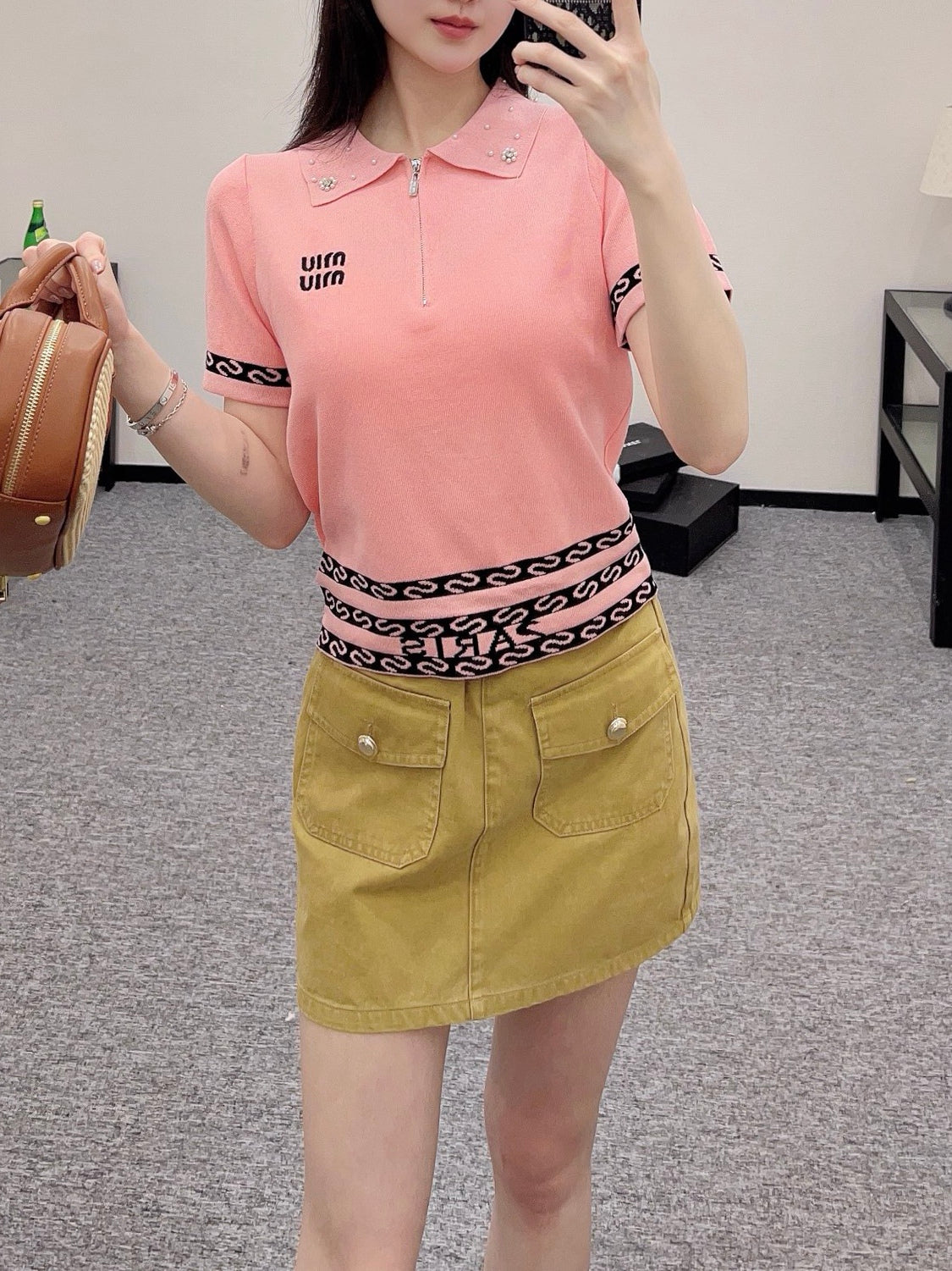 👚New product promotion, walking on the street wearing a fashionable pink T-shirt, beautiful heart