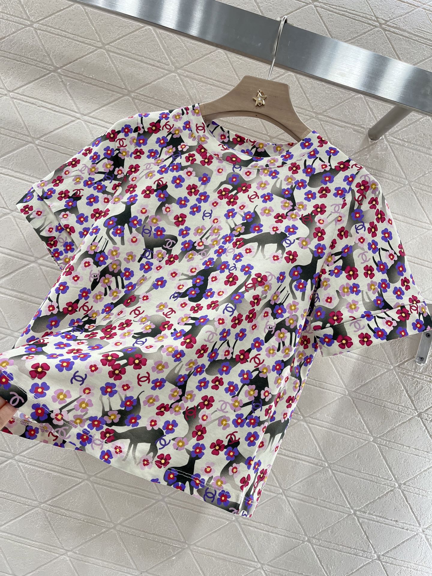 👚New product promotion, wearing fashionable patterned T-shirts walking on the street, beautiful heart