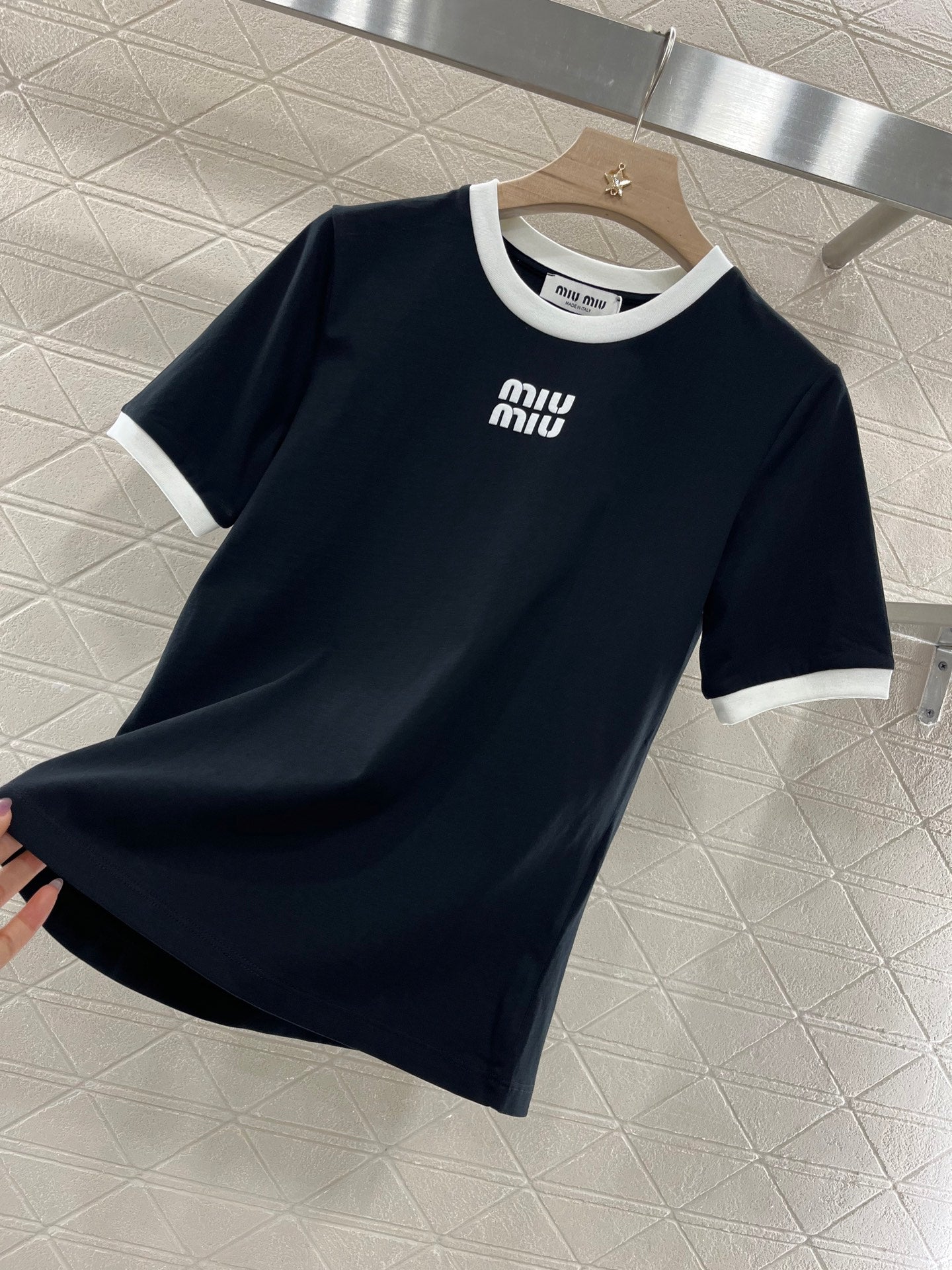 👚New product promotion. Wearing a stylish black T-shirt and walking on the street. Beautiful heart