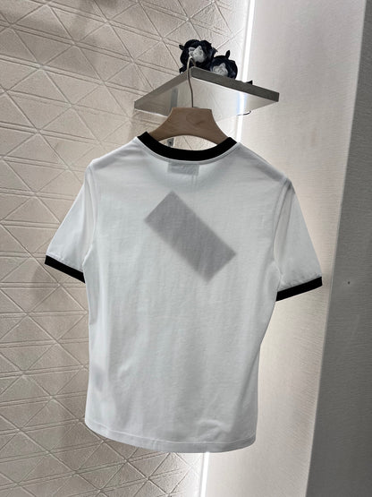 👚New product promotion, walking on the street in a fashionable white T-shirt, beautiful heart