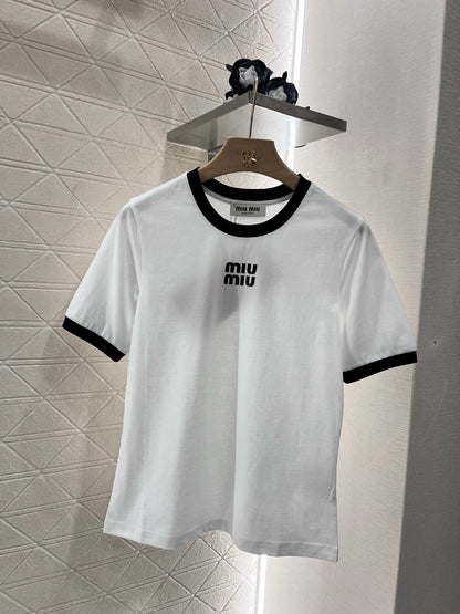 👚New product promotion, walking on the street in a fashionable white T-shirt, beautiful heart