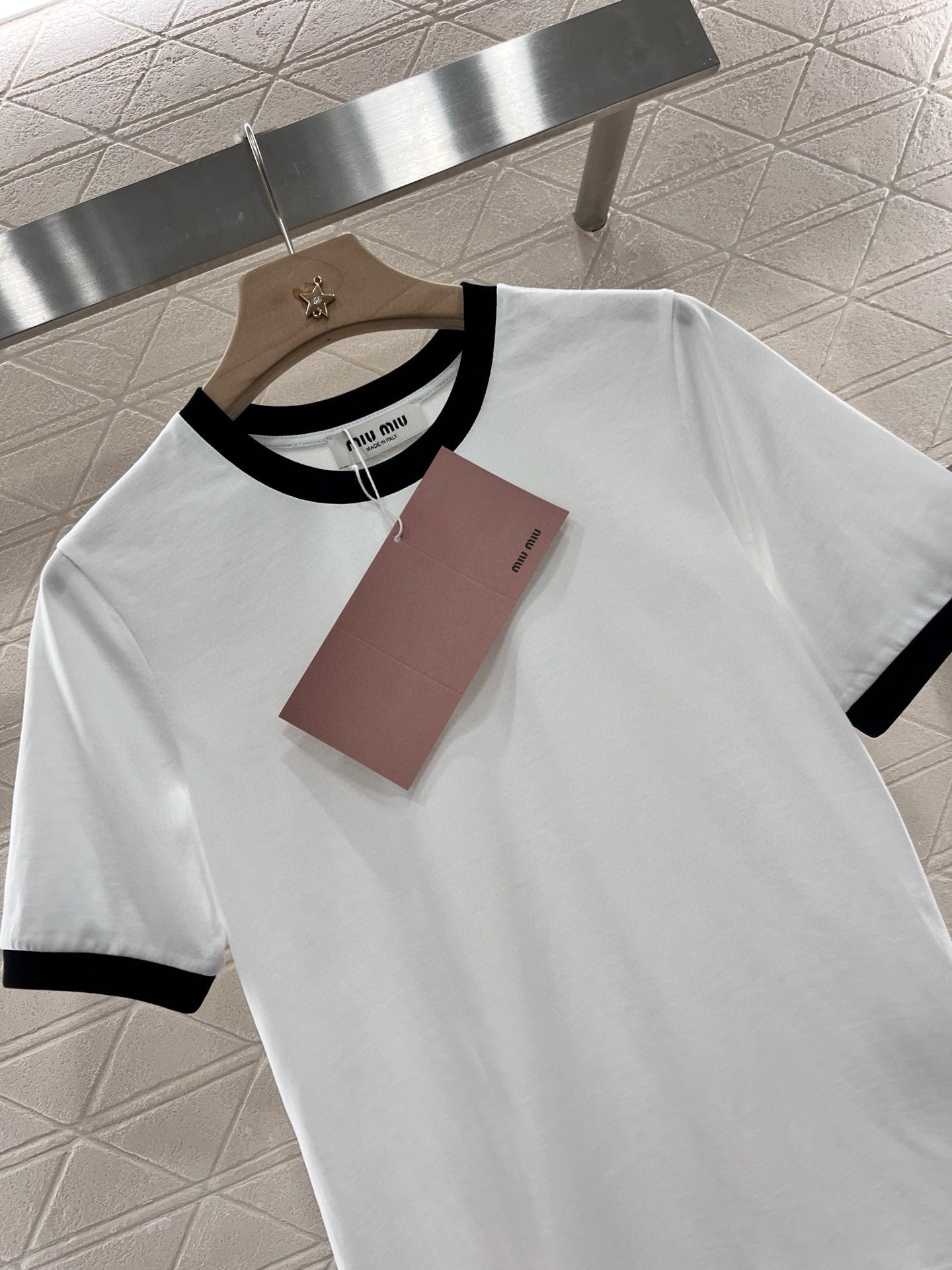 👚New product promotion, walking on the street in a fashionable white T-shirt, beautiful heart