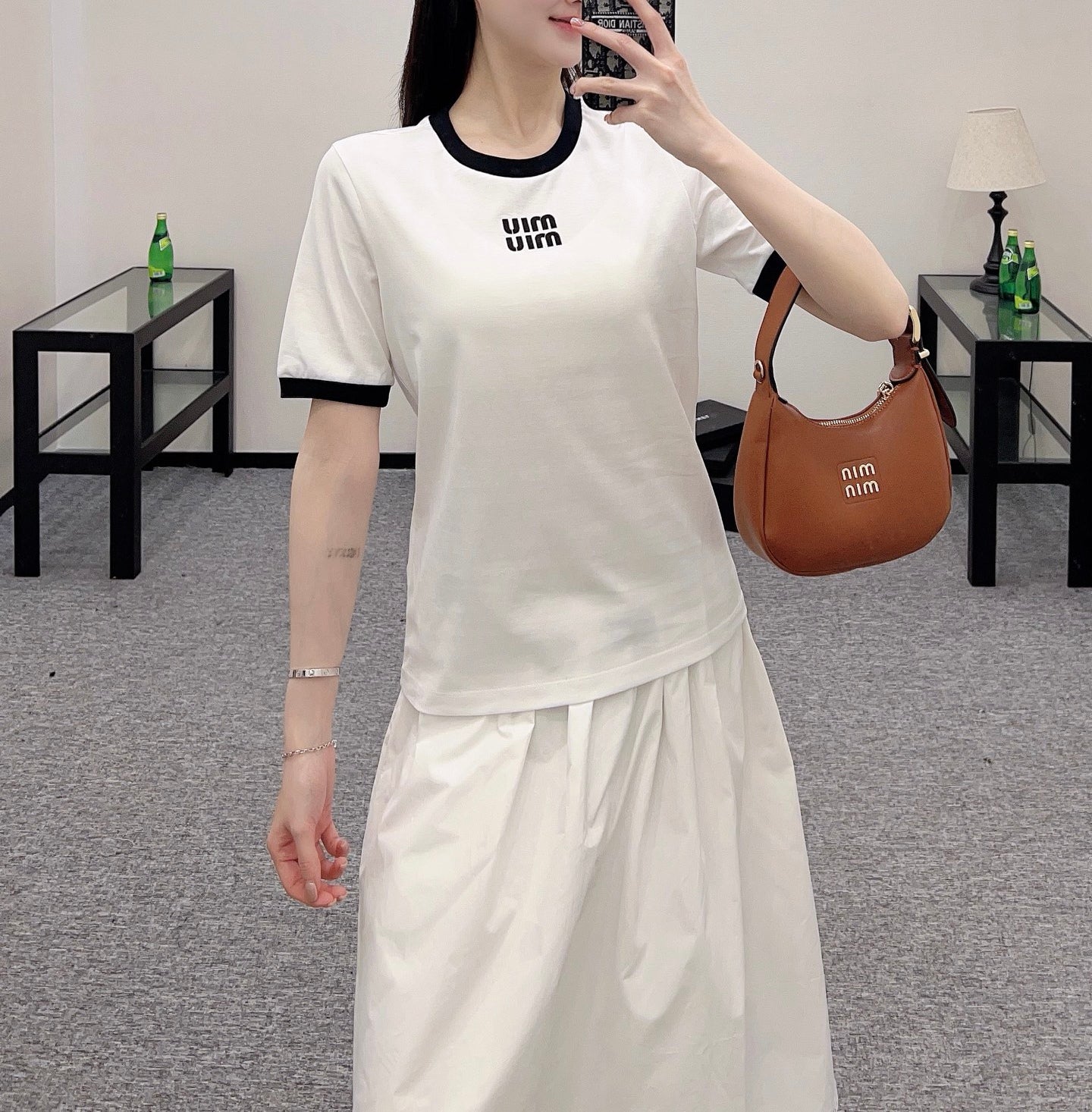 👚New product promotion, walking on the street in a fashionable white T-shirt, beautiful heart