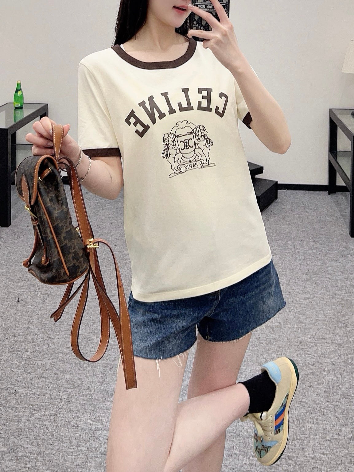 👚New product promotion, walking on the street in a fashionable light yellow T-shirt, beautiful heart