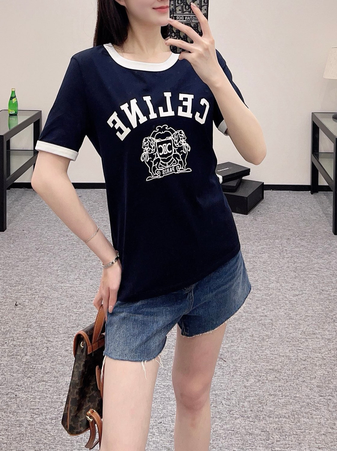 👚New product promotion. Wearing a fashionable light blue T-shirt and walking on the street. Beautiful heart