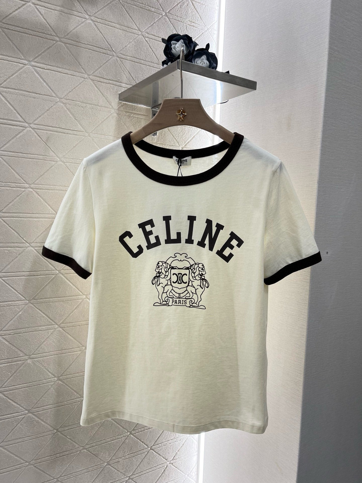 👚New product promotion, walking on the street in a fashionable light yellow T-shirt, beautiful heart