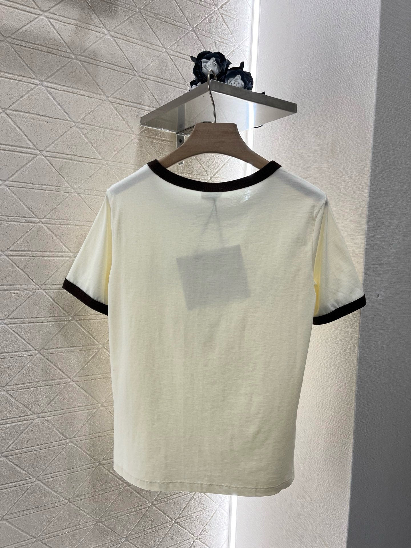 👚New product promotion, walking on the street in a fashionable light yellow T-shirt, beautiful heart