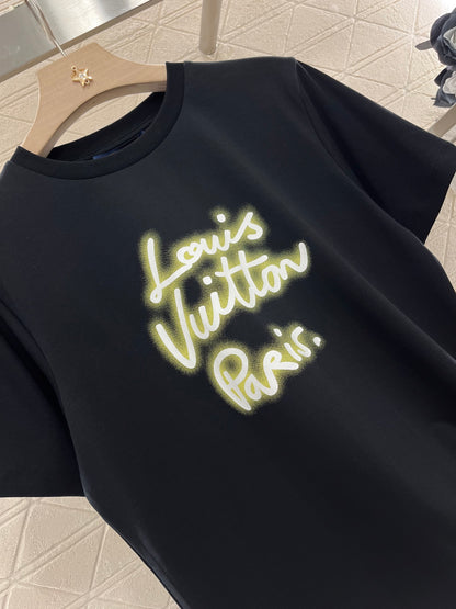 👚New product promotion. Wearing a stylish black T-shirt and walking on the street. Beautiful heart