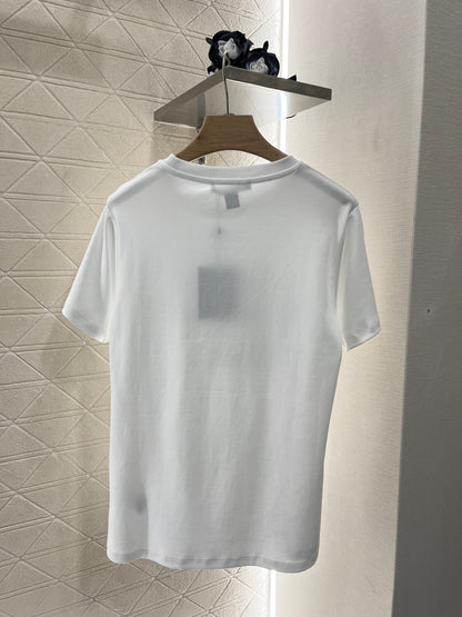 👚New product promotion, walking on the street in a fashionable white T-shirt, beautiful heart