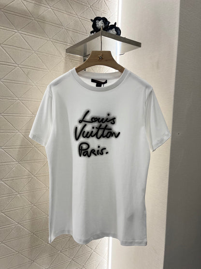 👚New product promotion, walking on the street in a fashionable white T-shirt, beautiful heart