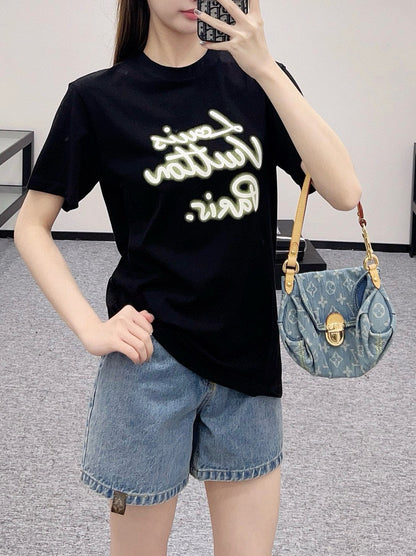 👚New product promotion. Wearing a stylish black T-shirt and walking on the street. Beautiful heart