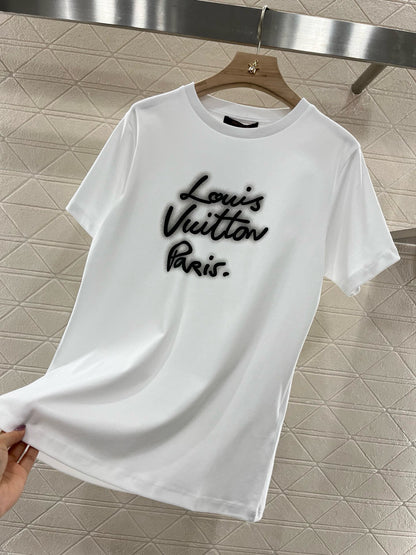 👚New product promotion, walking on the street in a fashionable white T-shirt, beautiful heart