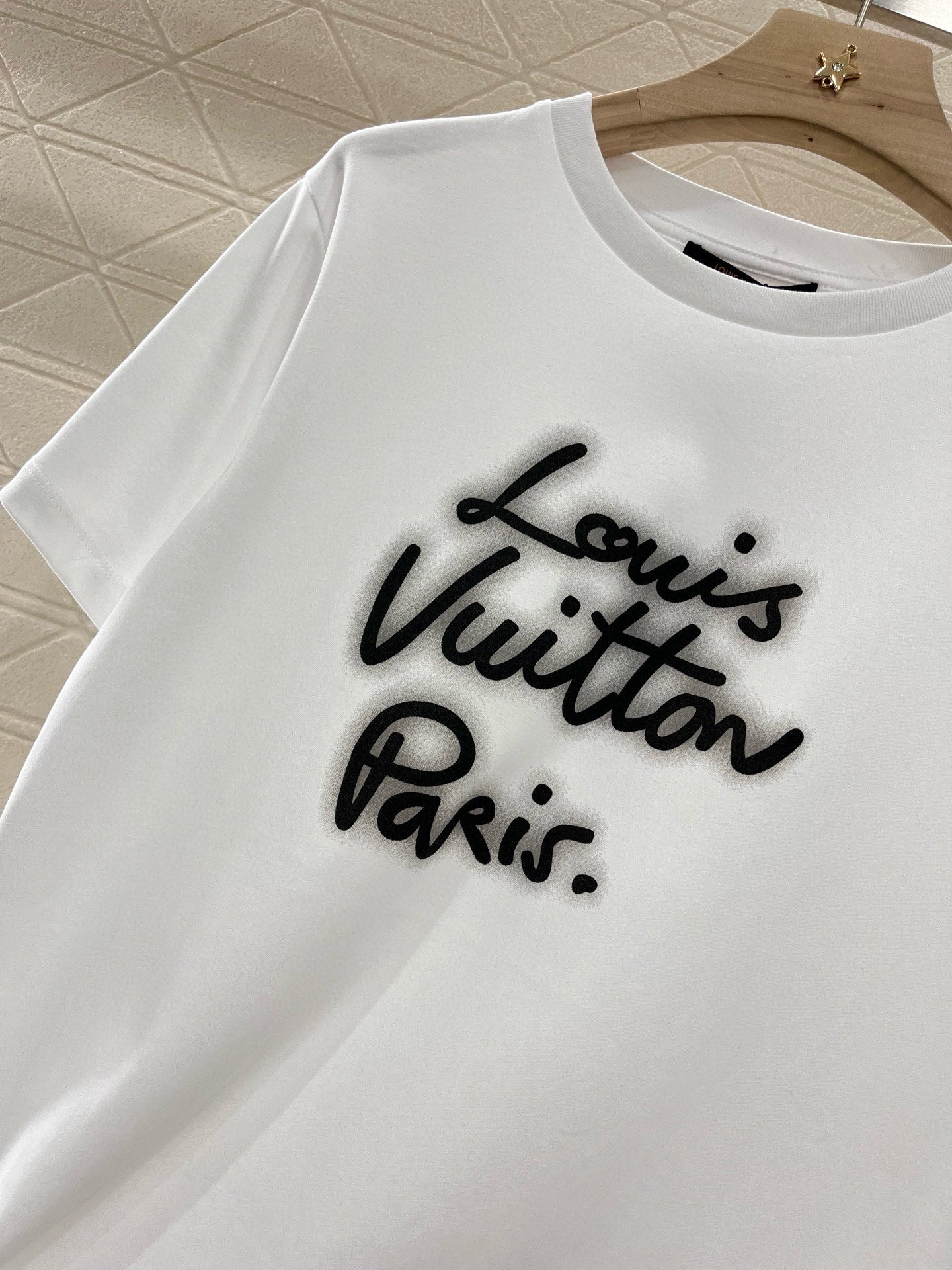 👚New product promotion, walking on the street in a fashionable white T-shirt, beautiful heart