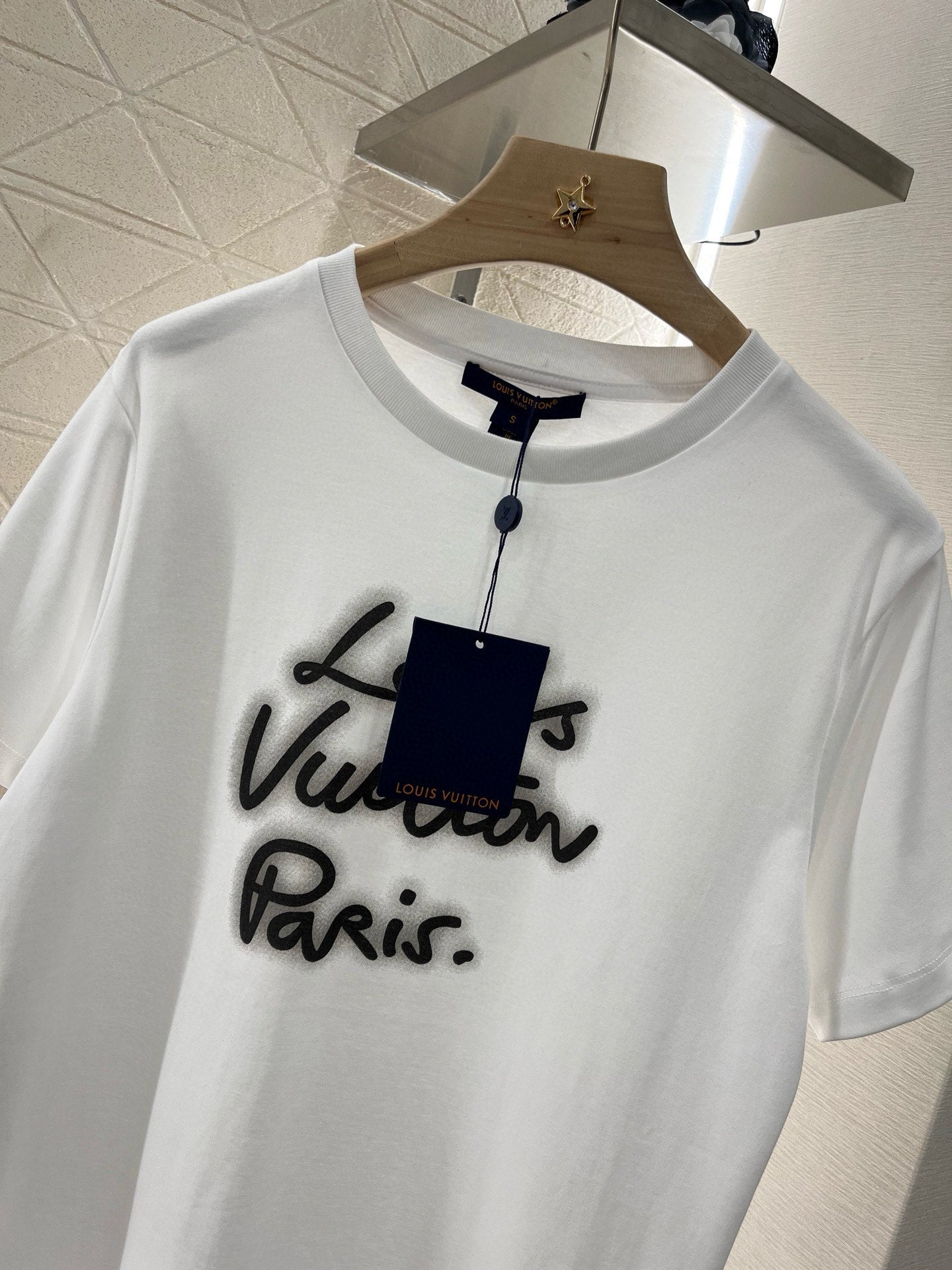 👚New product promotion, walking on the street in a fashionable white T-shirt, beautiful heart