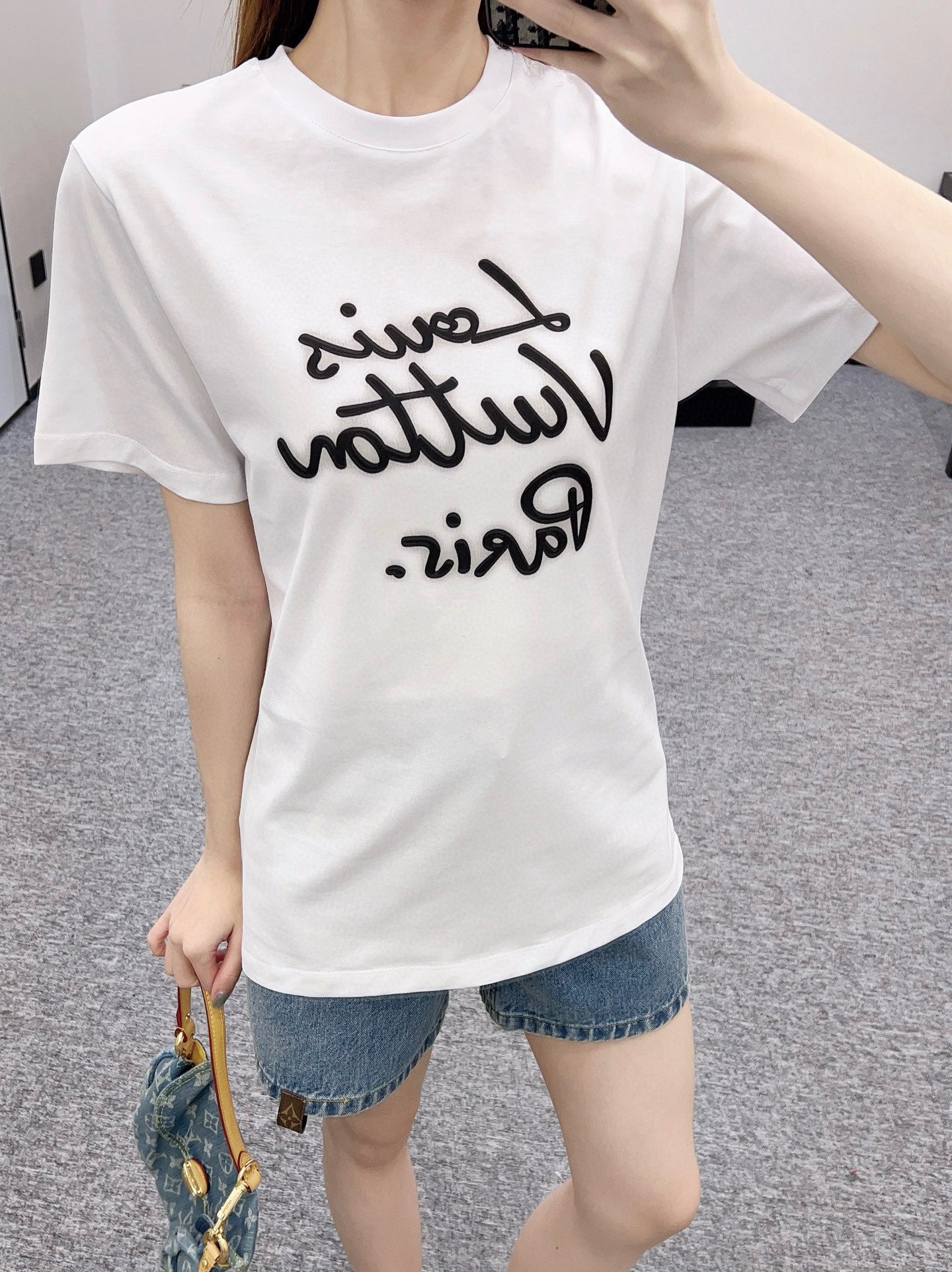 👚New product promotion, walking on the street in a fashionable white T-shirt, beautiful heart