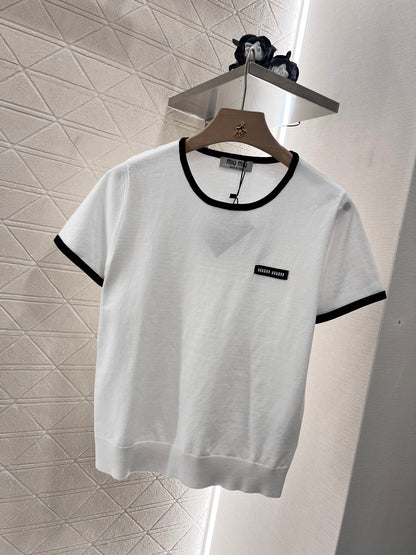 👚New product promotion, walking on the street in a fashionable white T-shirt, beautiful heart