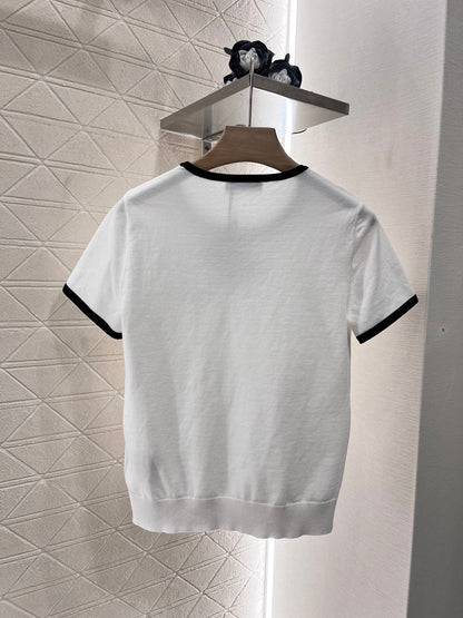 👚New product promotion, walking on the street in a fashionable white T-shirt, beautiful heart