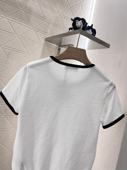 👚New product promotion, walking on the street in a fashionable white T-shirt, beautiful heart