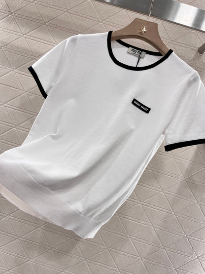 👚New product promotion, walking on the street in a fashionable white T-shirt, beautiful heart