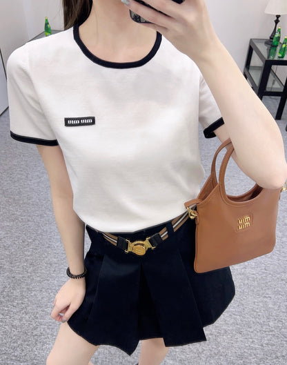 👚New product promotion, walking on the street in a fashionable white T-shirt, beautiful heart