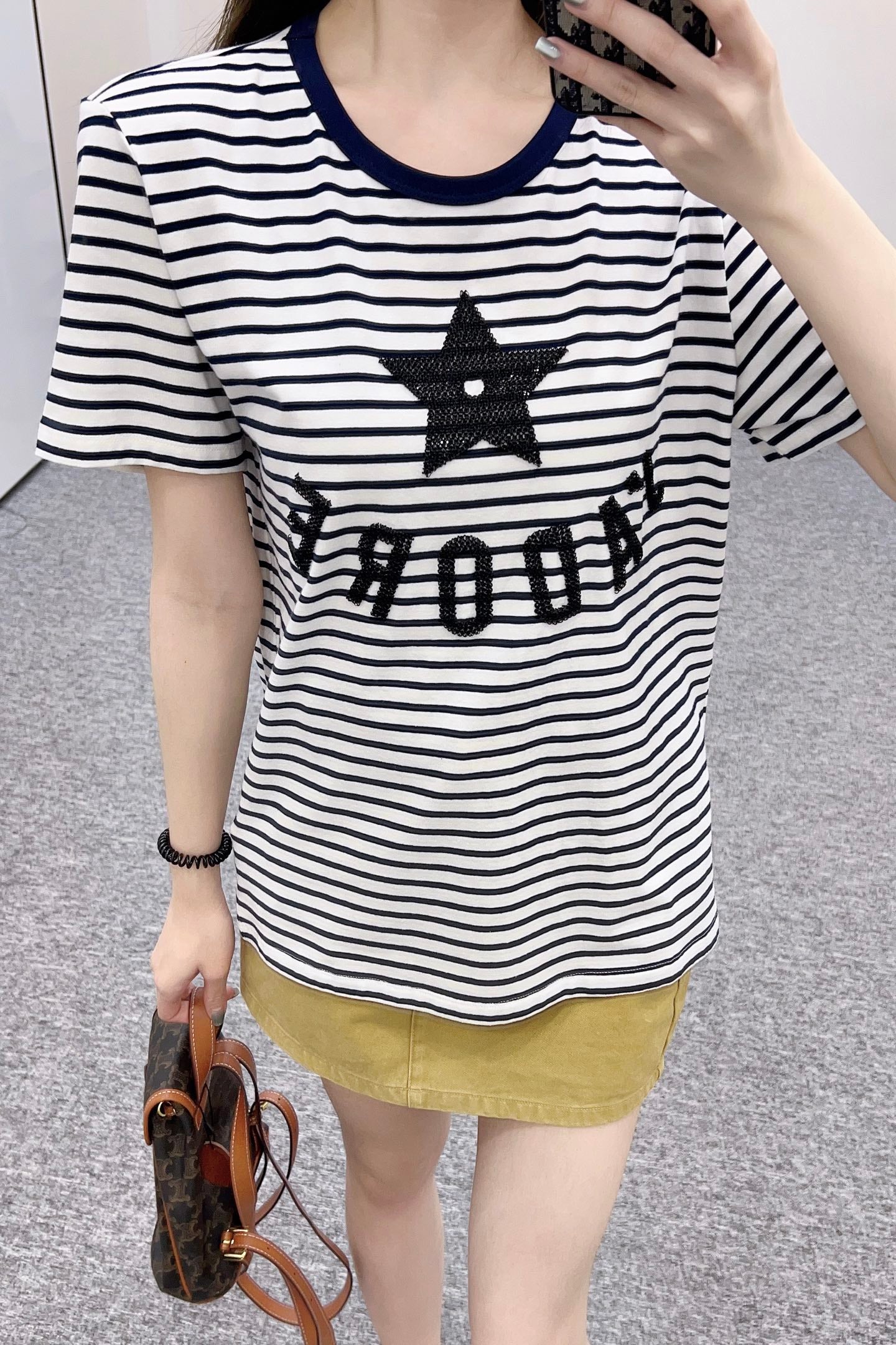 👚New product promotion, wearing a fashionable black and white plaid T-shirt walking on the street, beautiful heart