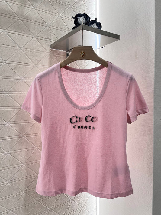 👚New product promotion. Wearing a fashionable light pink T-shirt and walking on the street. Beautiful heart