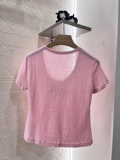 👚New product promotion. Wearing a fashionable light pink T-shirt and walking on the street. Beautiful heart